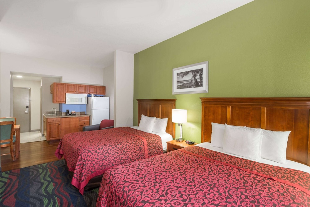 Suite, 2 Queen Beds, Non Smoking (One-Bedroom)
