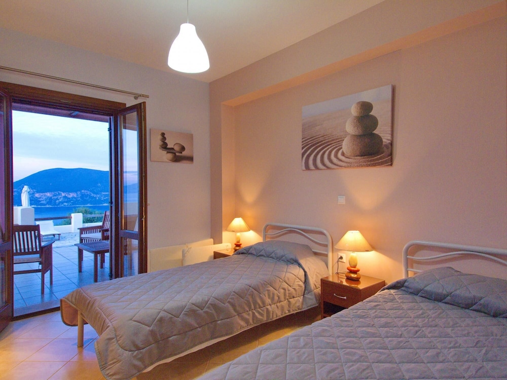 Villa photo 2