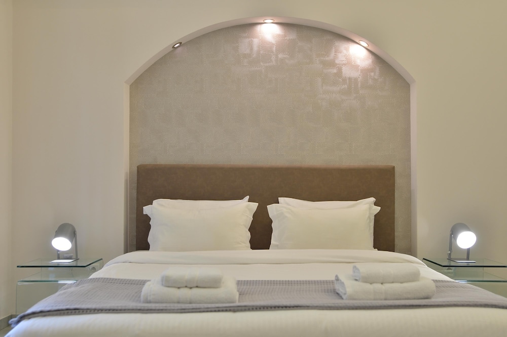 Deluxe Studio, 1 King Bed, Non Smoking photo 2