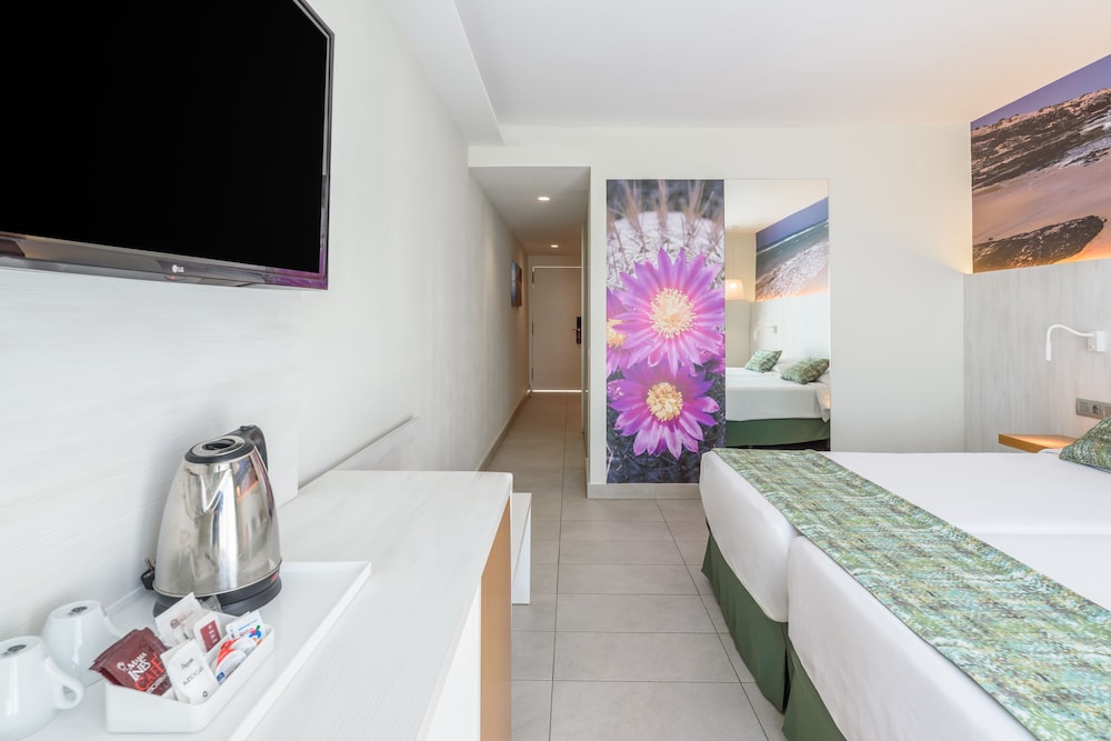 Deluxe Room, Partial Ocean View (2 adults + 2 children)