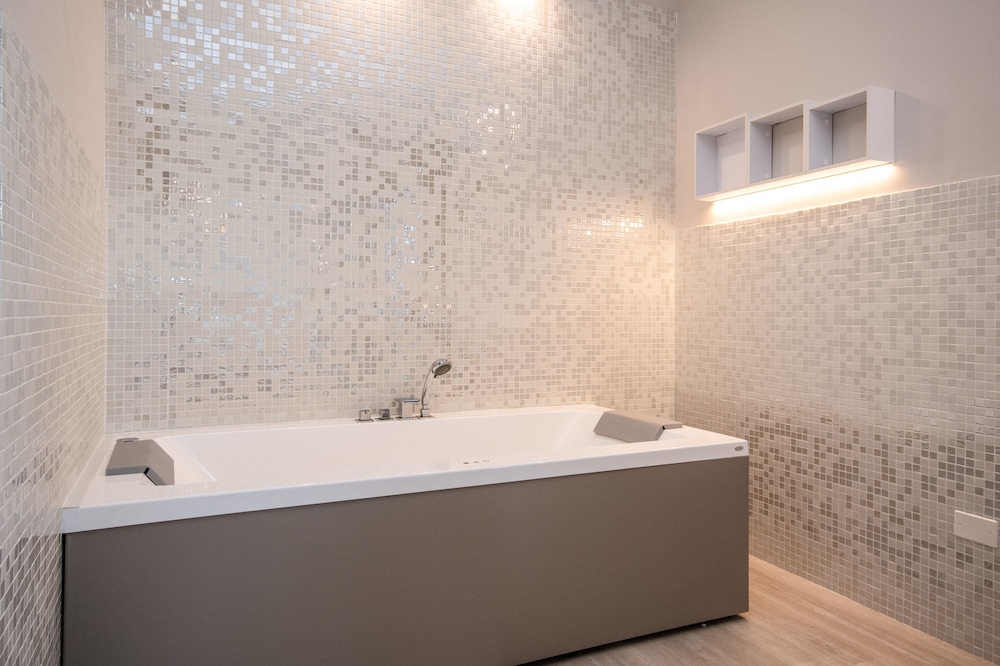 Wellness Room, Jetted Tub, Lake View (Sauna) - Photo 16