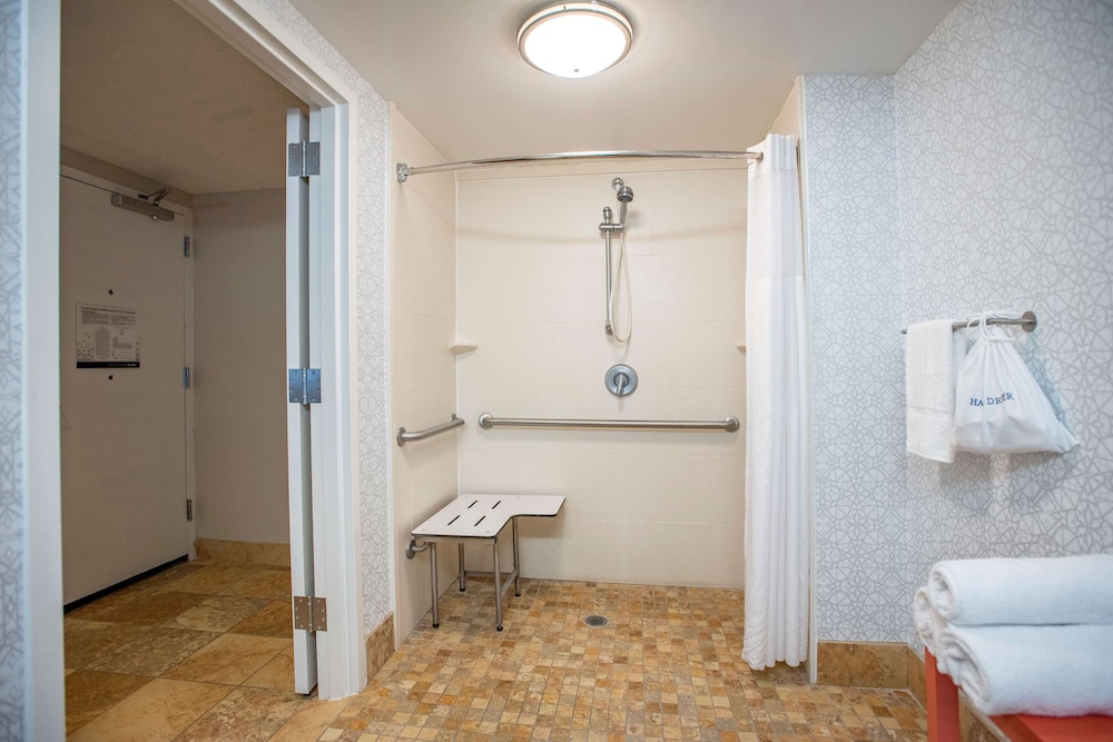 Room, 2 Queen Beds, Accessible (Roll-In Shower, Mobility & Hearing) - Photo 10