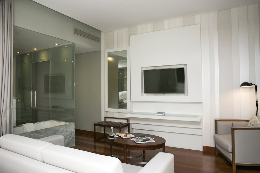 Deluxe Triple Room (King Size Bed) thumbnail 5