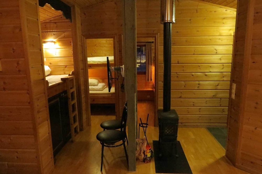 Family Cabin (Cleaning, bed linen & towels excluded) photo 2
