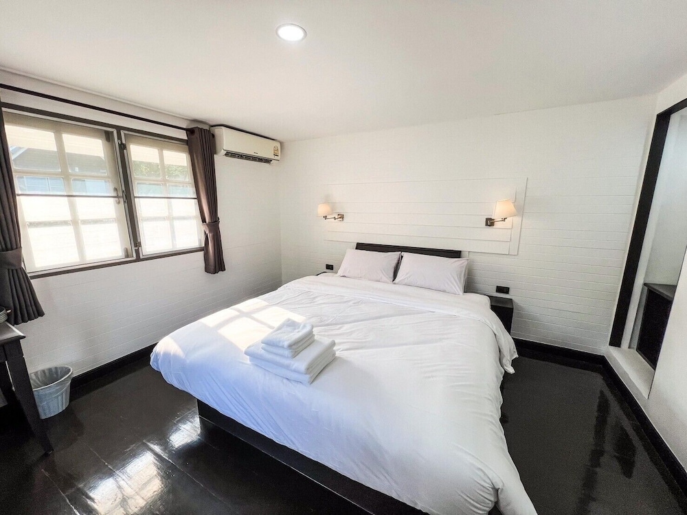Deluxe Room, 1 King Bed, Balcony photo 1