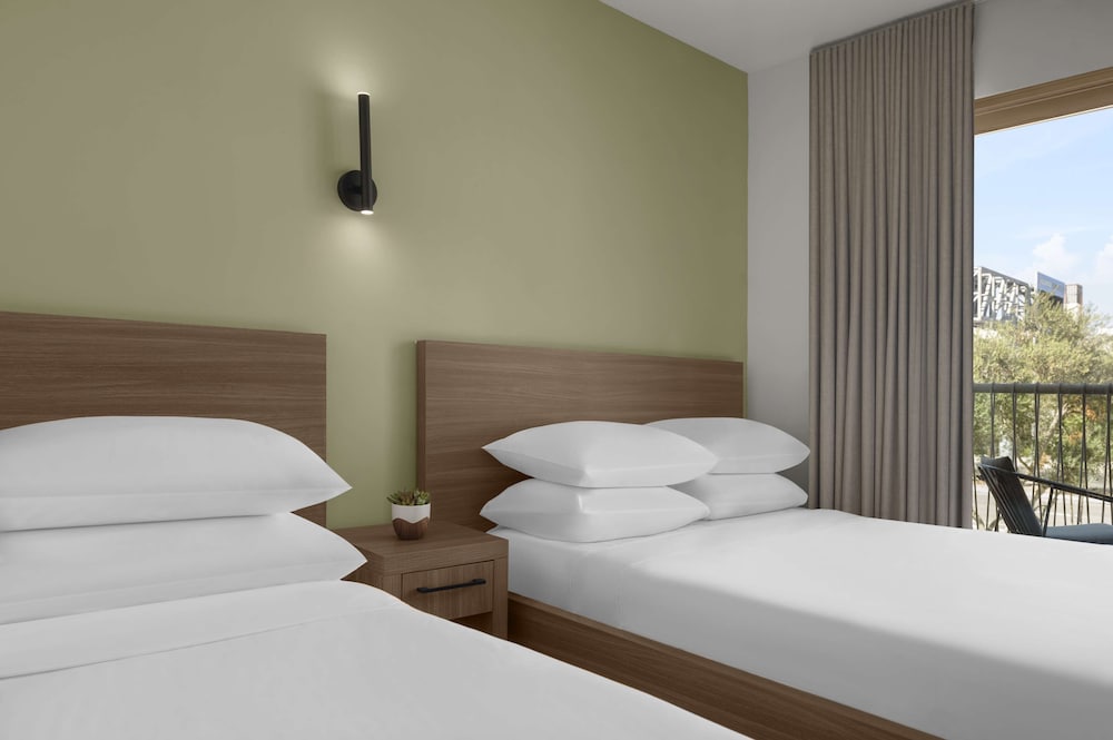 Standard Room, 2 Twin Beds (Roll-In Shower) - Photo 2