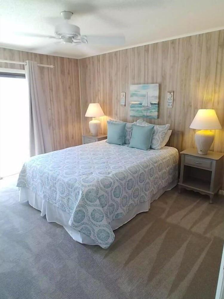 House, Multiple Beds (Neutral Ground) photo 2