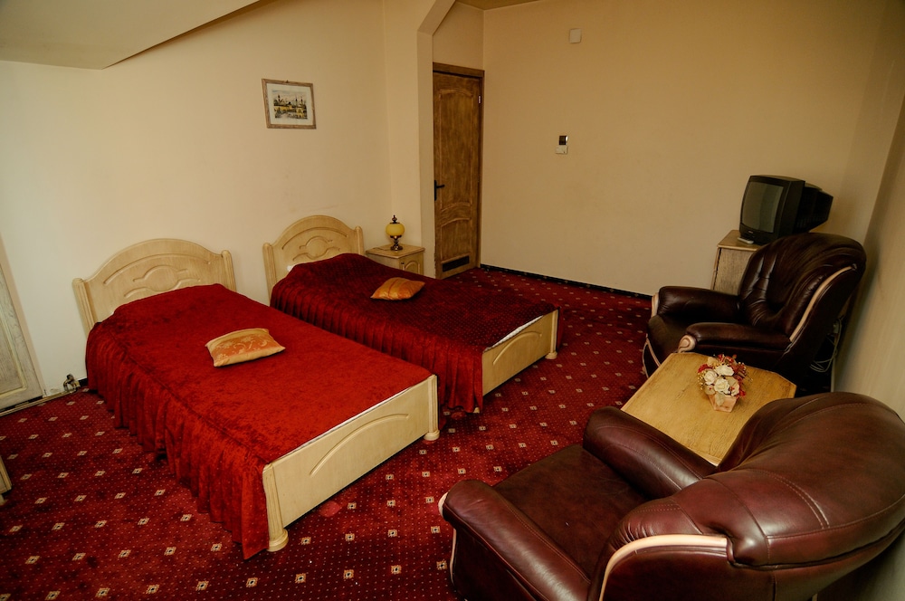 Deluxe Studio Suite, 3 Bedrooms, Courtyard View, Garden Area photo 2