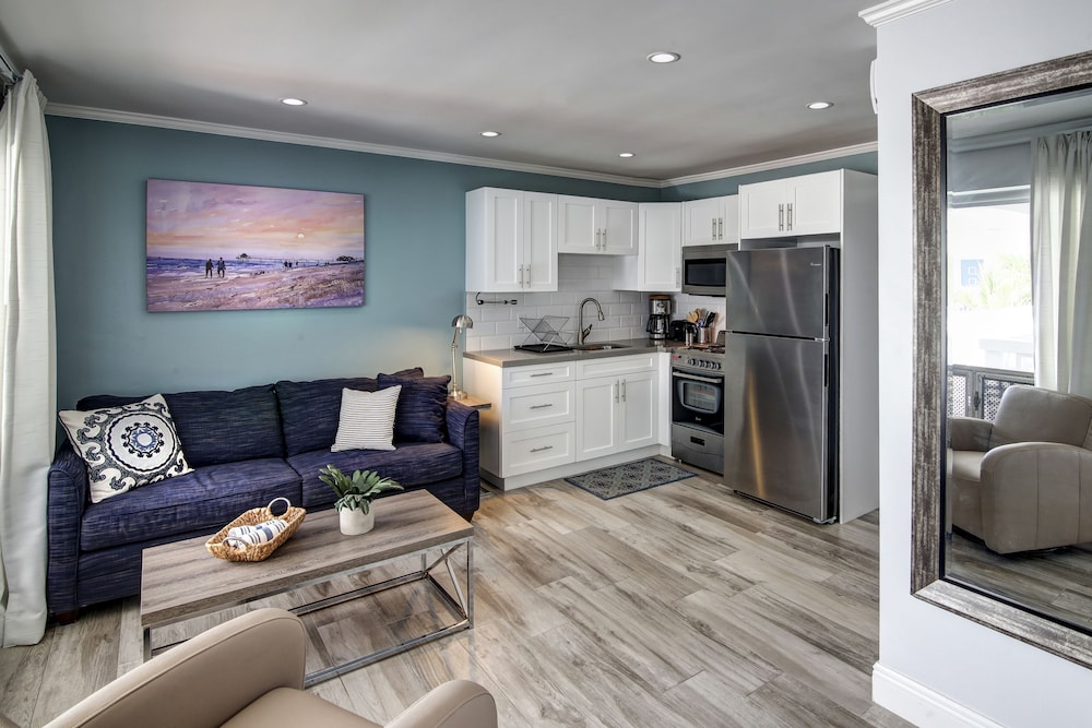 One Bedroom Studio, Queen Suite