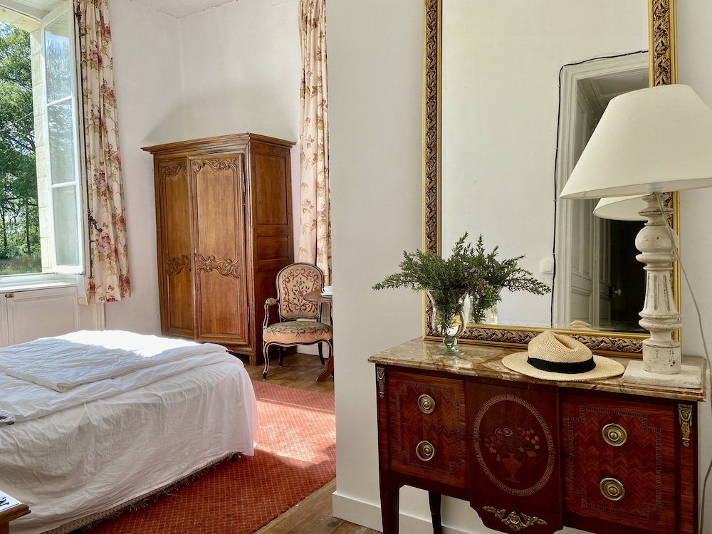 Romantic Room, 1 Queen Bed, Courtyard View photo 1