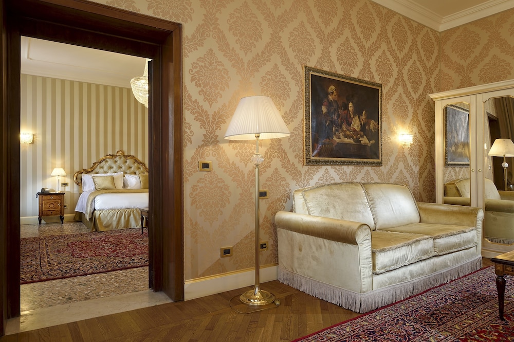Premier Suite - Photo 4