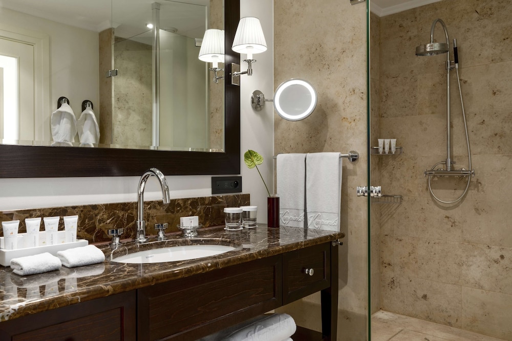 Deluxe Room, 1 Bedroom, Bathtub, Mountain View - Photo 5