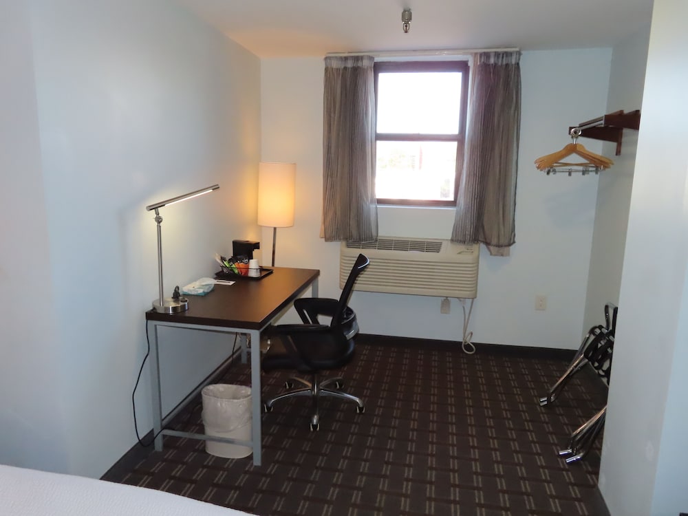 Standard Room, 1 Queen Bed photo 3