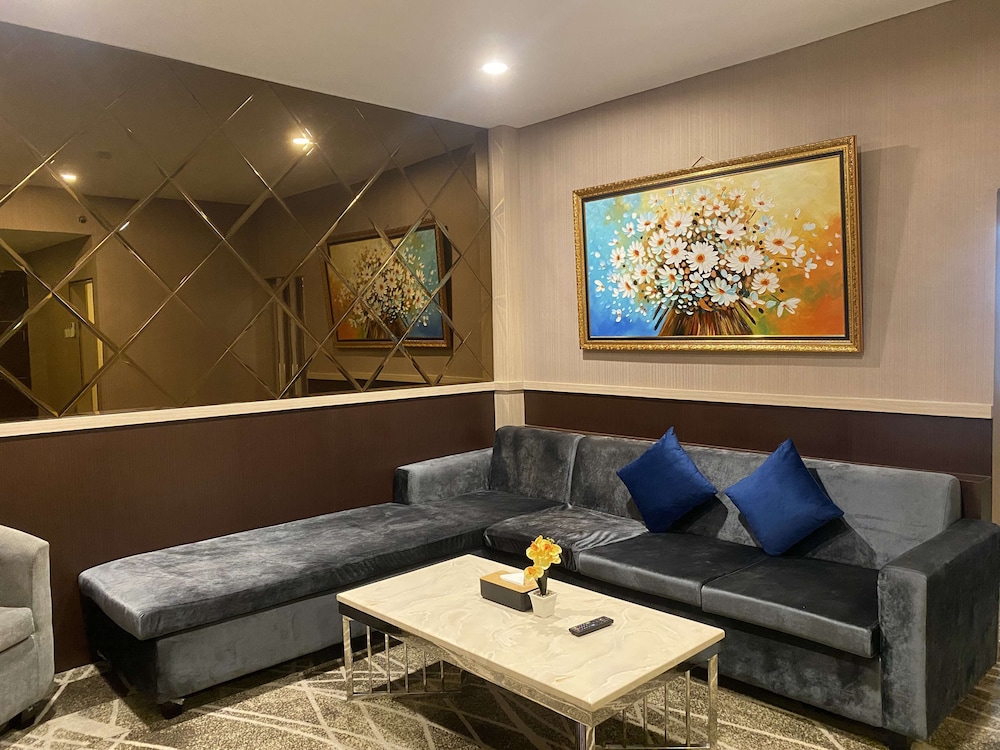 Junior Suite, 1 Queen Bed, Non Smoking (Living Room) - Photo 4