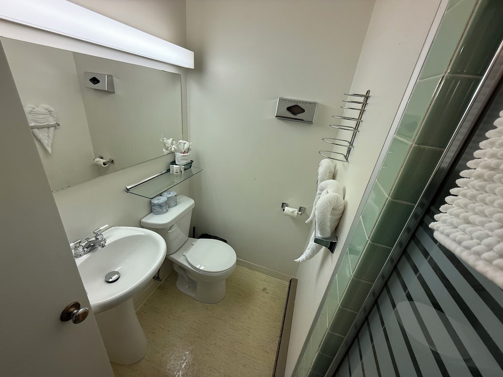 Basic Double Room, 2 Double Beds photo 2