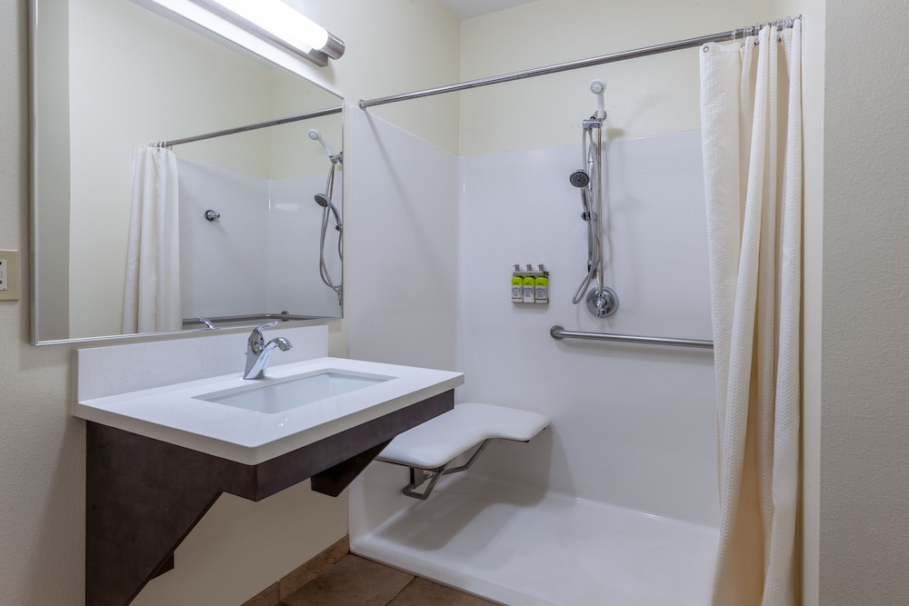 Room, 1 Bedroom, Roll-in Shower (Communications, Mobility) - Photo 5