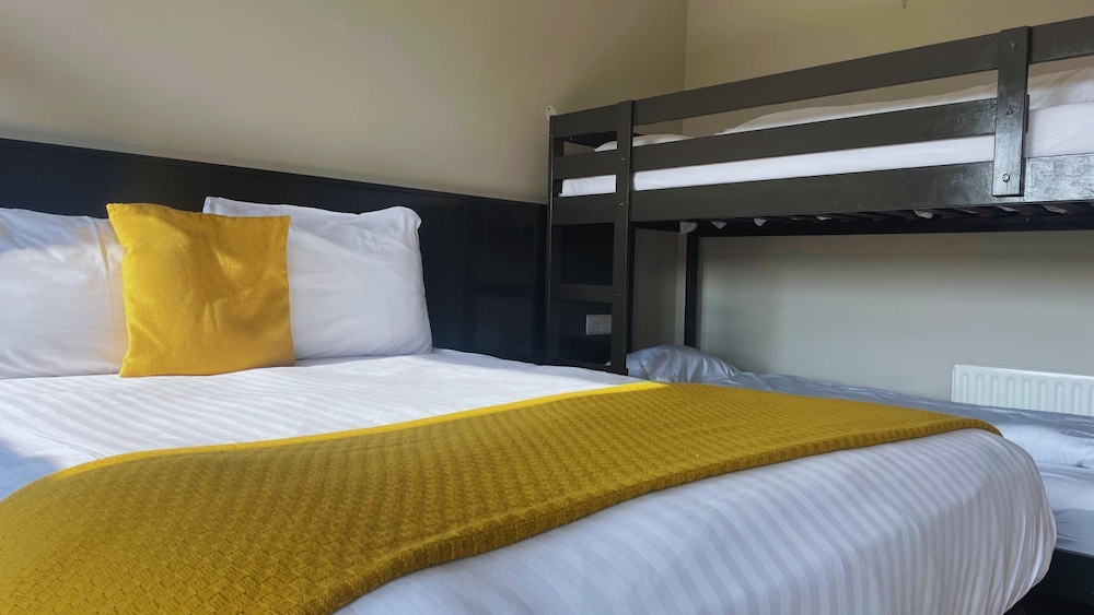 Classic Quadruple Room, Ensuite, Partial Sea View