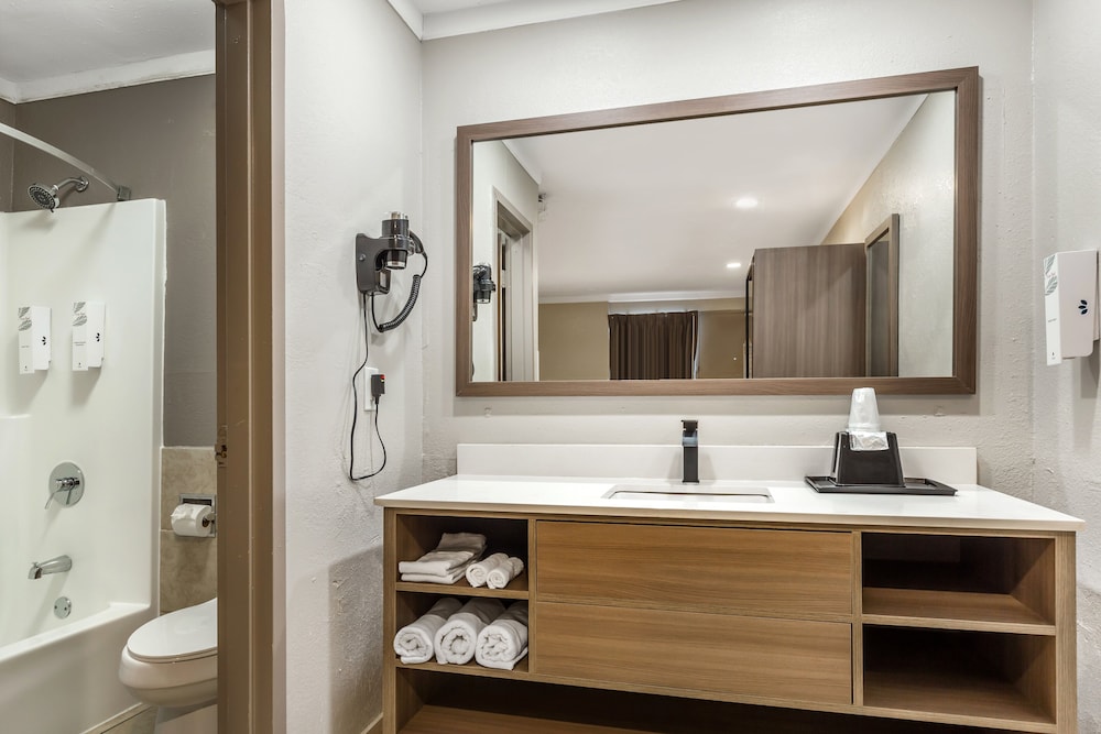 Deluxe Room, 1 King Bed, Non Smoking - Photo 6