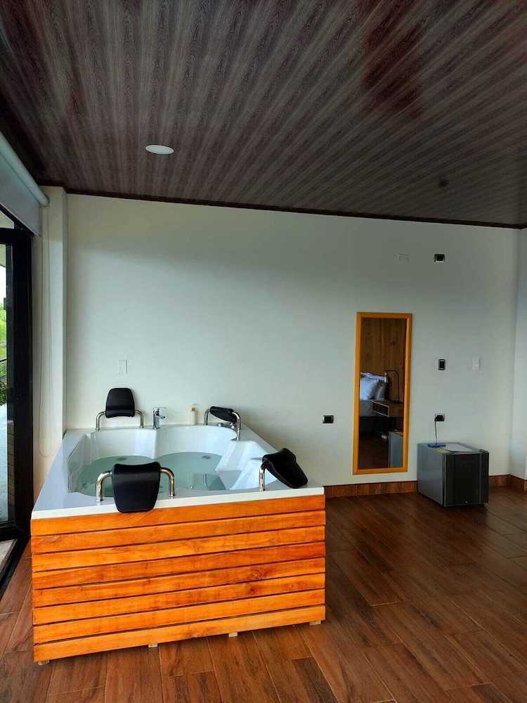 Honeymoon Suite photo 3