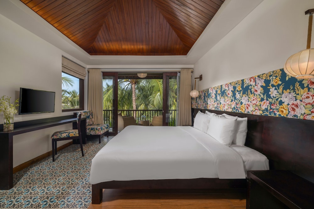Premium Room, 1 King Bed photo 2