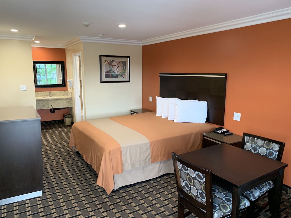 Deluxe Room, 1 King Bed, Non-Smoking - Photo 1