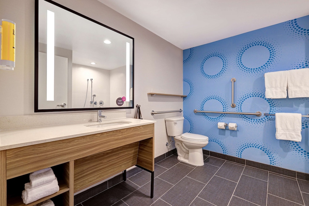 Room, 1 King Bed, Accessible (Mobility & Hearing, Roll-In Shower) - Photo 2