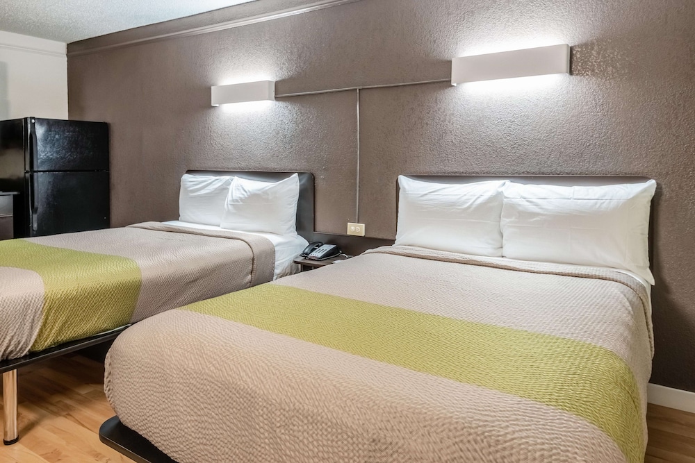 Standard Room, 2 Double Beds, Non Smoking - Photo 4