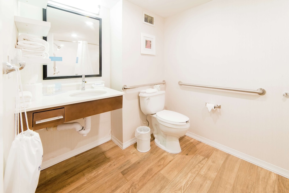 Room, 1 Queen Bed, Accessible (Hearing, Roll-in Shower) - Photo 6