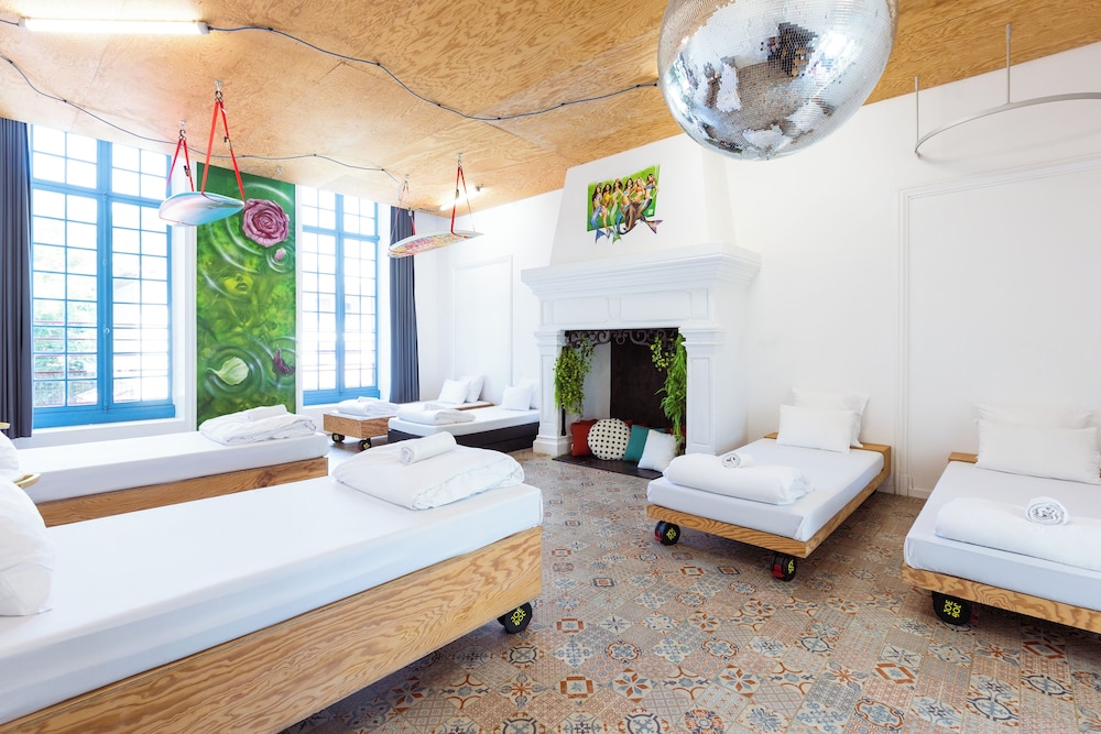 Design Private Deluxe Bedroom for 8 people with a Bathroom photo 1