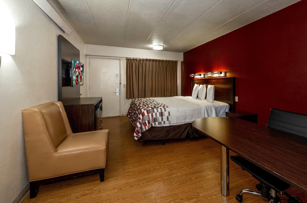 Superior Room, 1 King Bed, Smoking - Photo 2