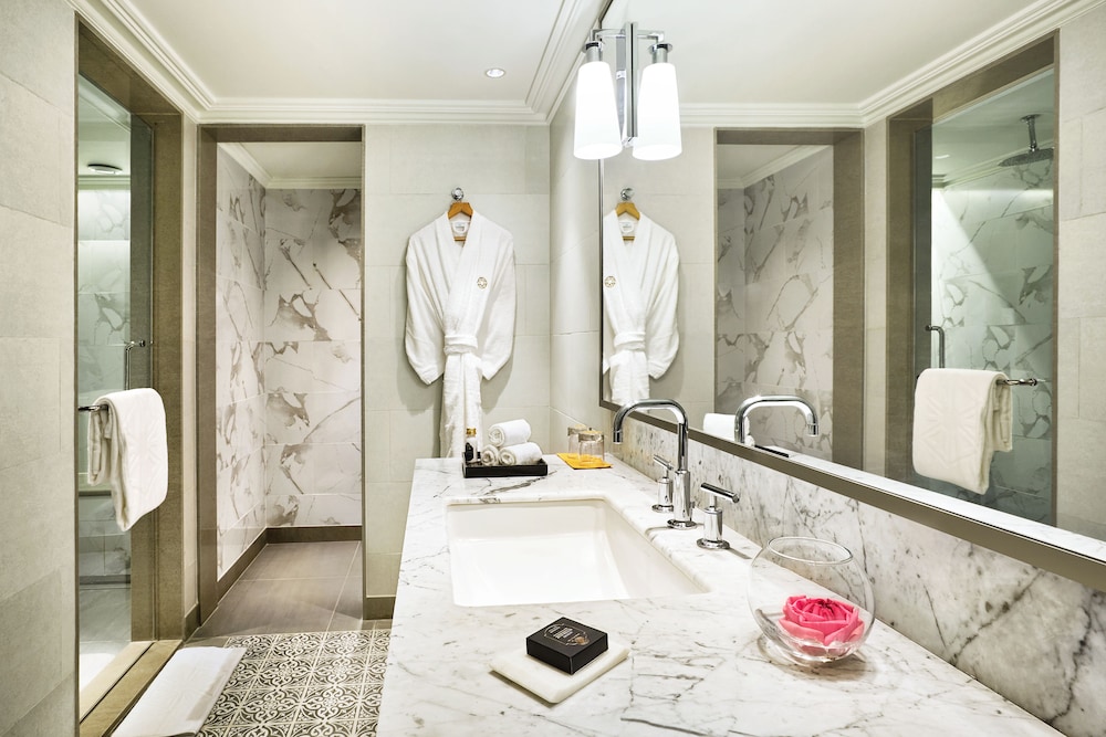 Luxury Grande Room King Bed - Photo 3