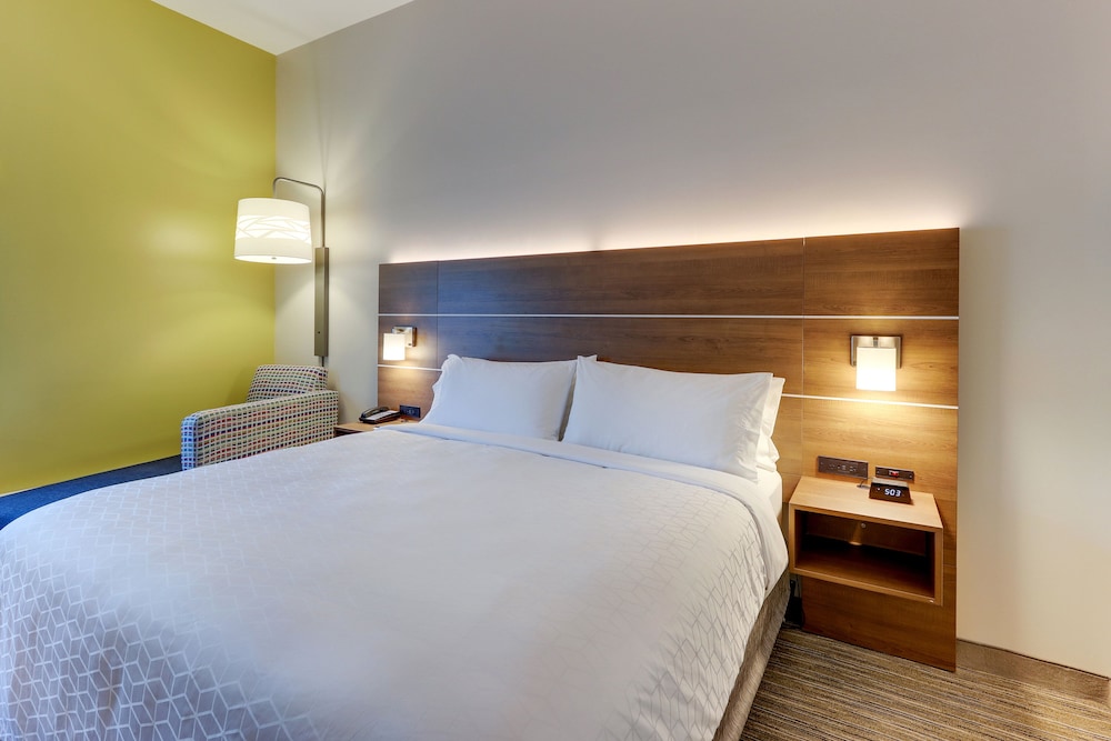 Suite, 1 King Bed, Accessible (Mobility, Accessible Tub) photo 1