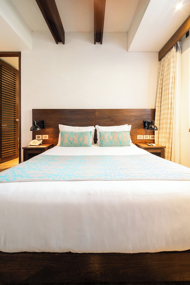 Superior Room, 1 Queen Bed photo 3