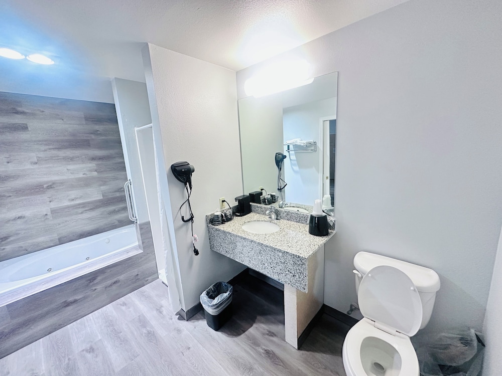 Standard Room, 1 King Bed, Hot Tub, City View photo 2