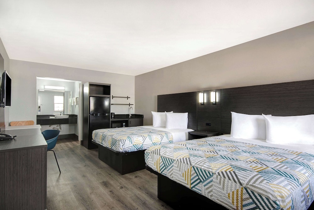 Standard Room, 2 Queen Beds, Non Smoking, Kitchen - Photo 4