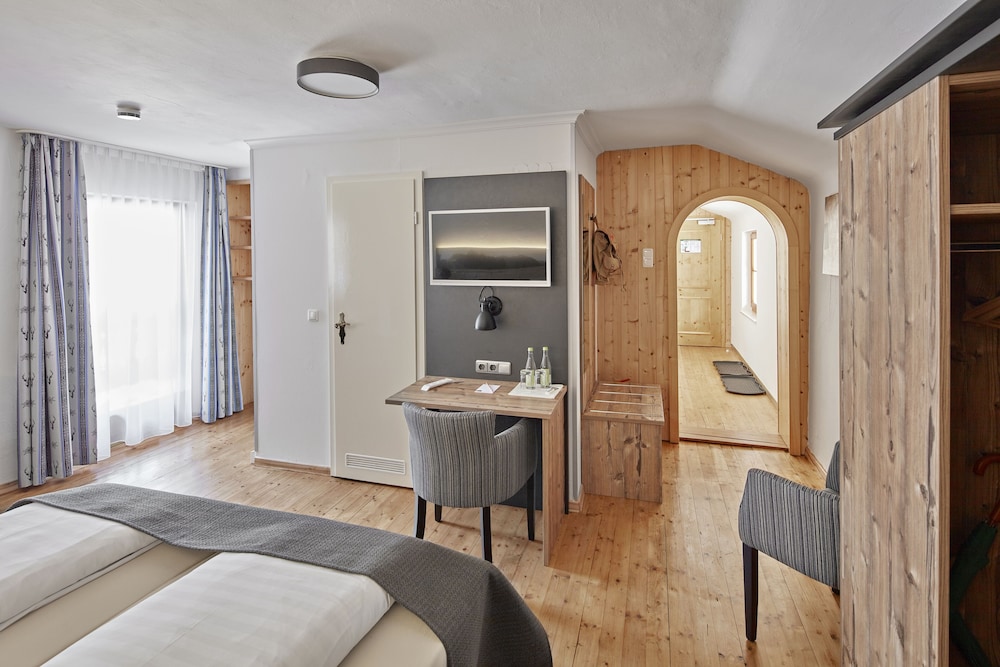 Family Suite (Bathroom in master bedroom)