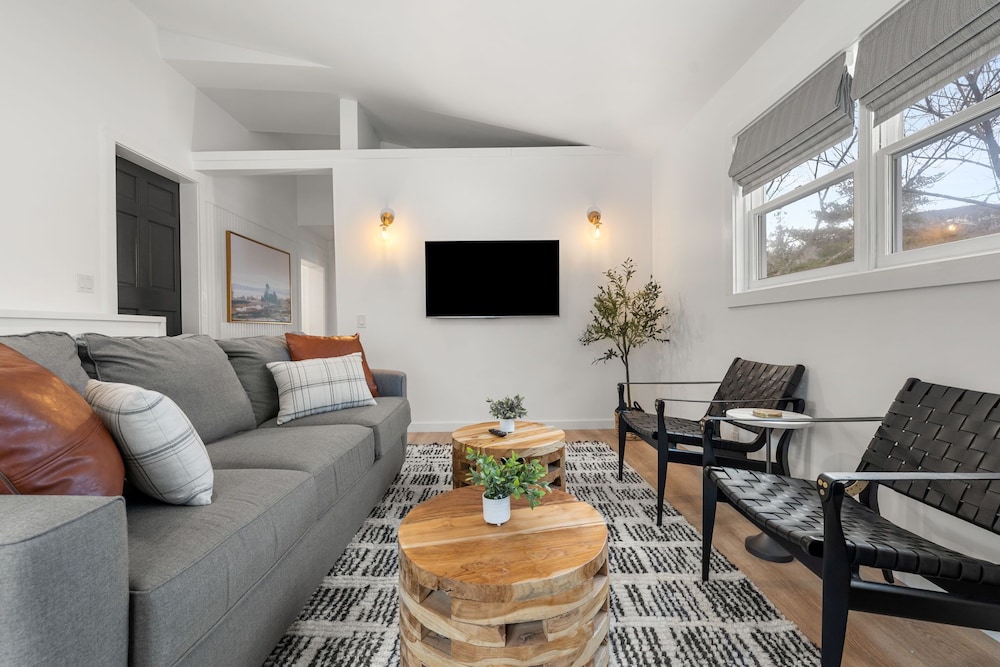 Artist Bluff Suite photo 3