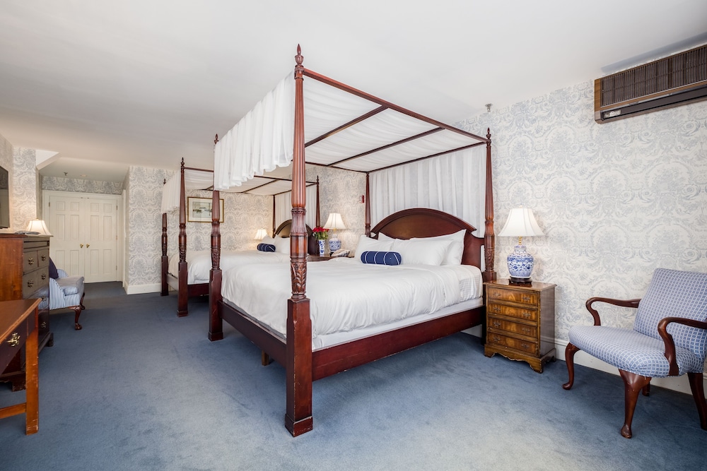 Deluxe Room, 2 King Beds photo 1