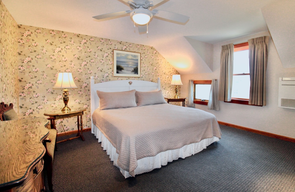 Room, 1 King Bed, Non Smoking, Garden View (Shared Bathroom) photo 2