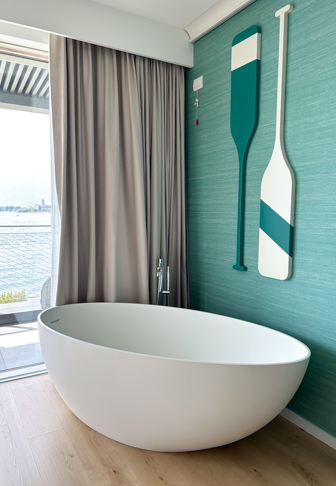 Romantic Double Room, Bathtub, Lake View photo 2