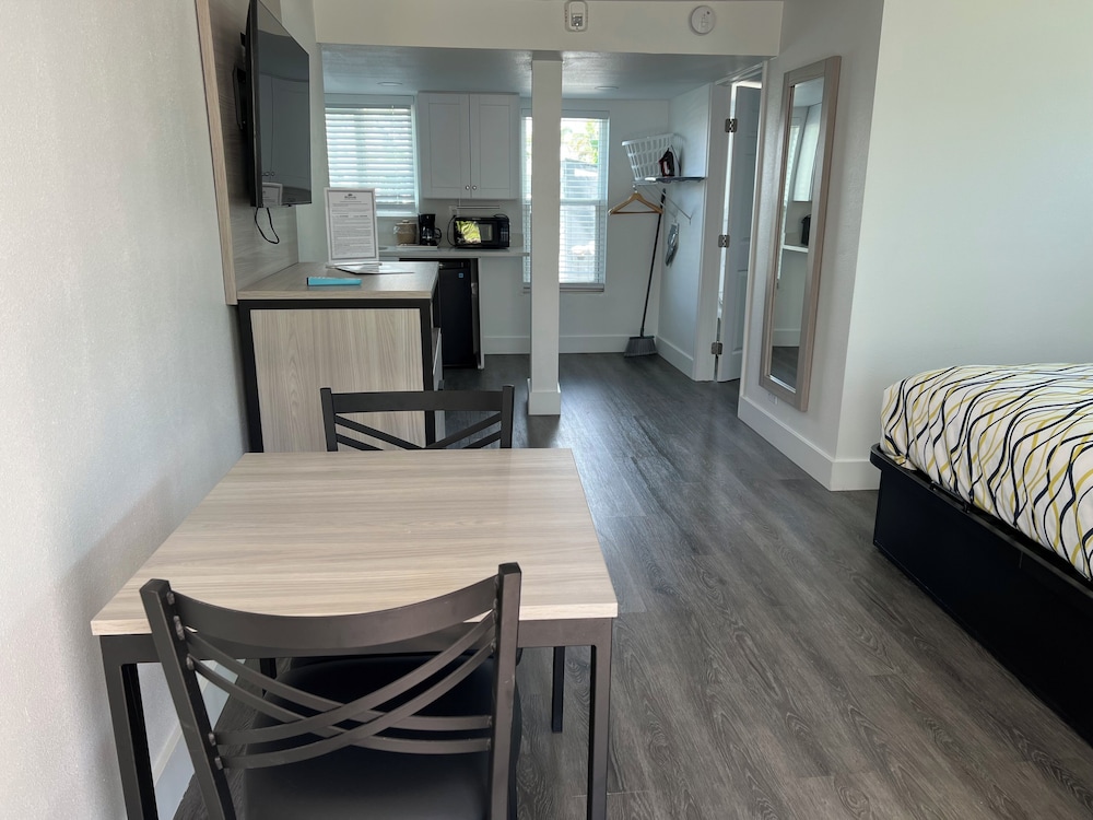 Deluxe Room, 1 King Bed, Accessible Bathtub, Kitchenette photo 2