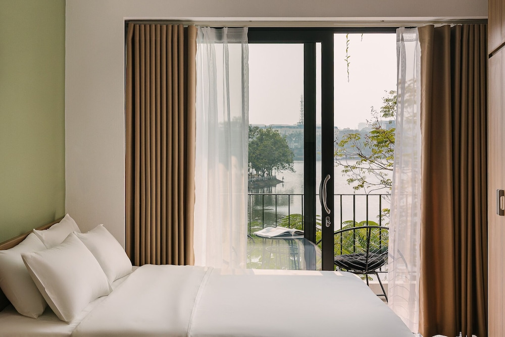 Premium Room, Balcony, Partial Lake View
