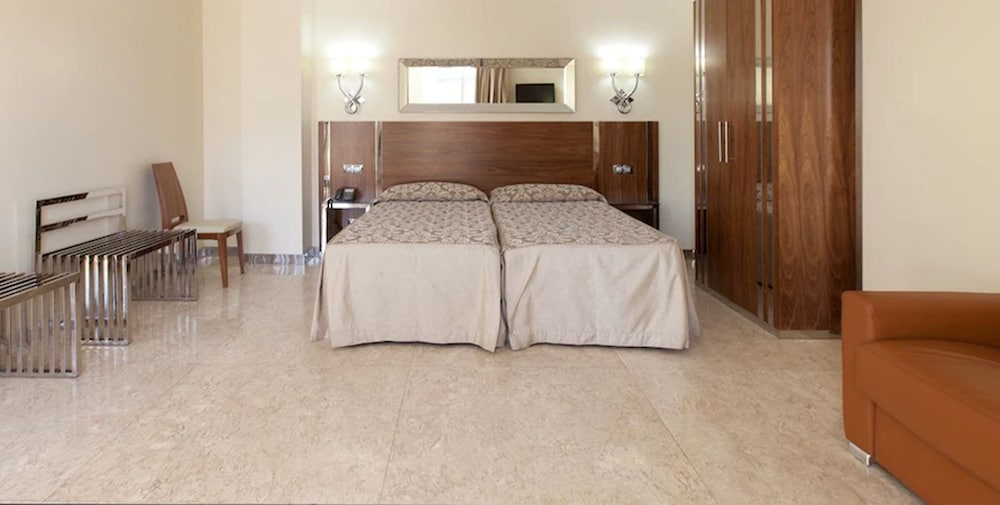 Triple Room (Two beds and sofa bed) - Photo 4