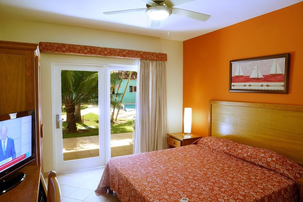 Deluxe Suite, Jetted Tub, Pool View photo 2