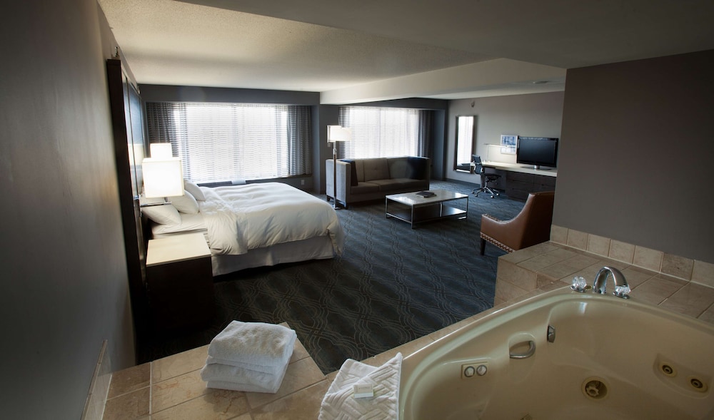 Suite, 1 King Bed, Jetted Tub (Newly Renovated) photo 3