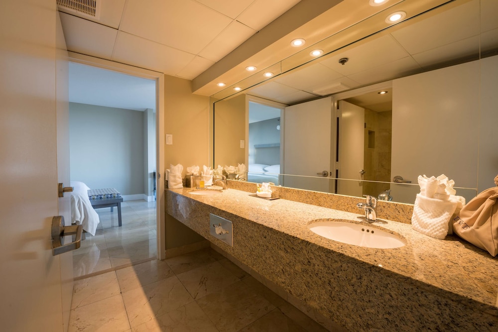 Junior Suite, 1 King Bed, Balcony, Bay View (Partial) - Photo 7