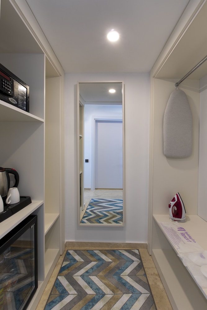 Premium Room, Multiple Beds, Sea View - Photo 4