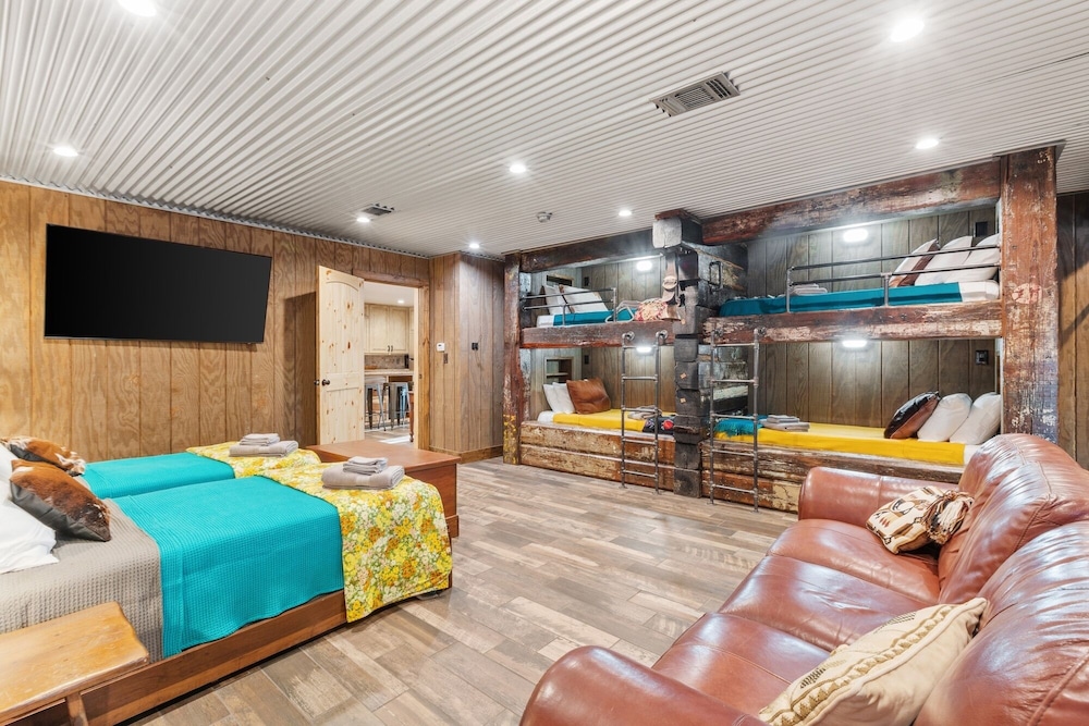 House, Multiple Bedrooms photo 3