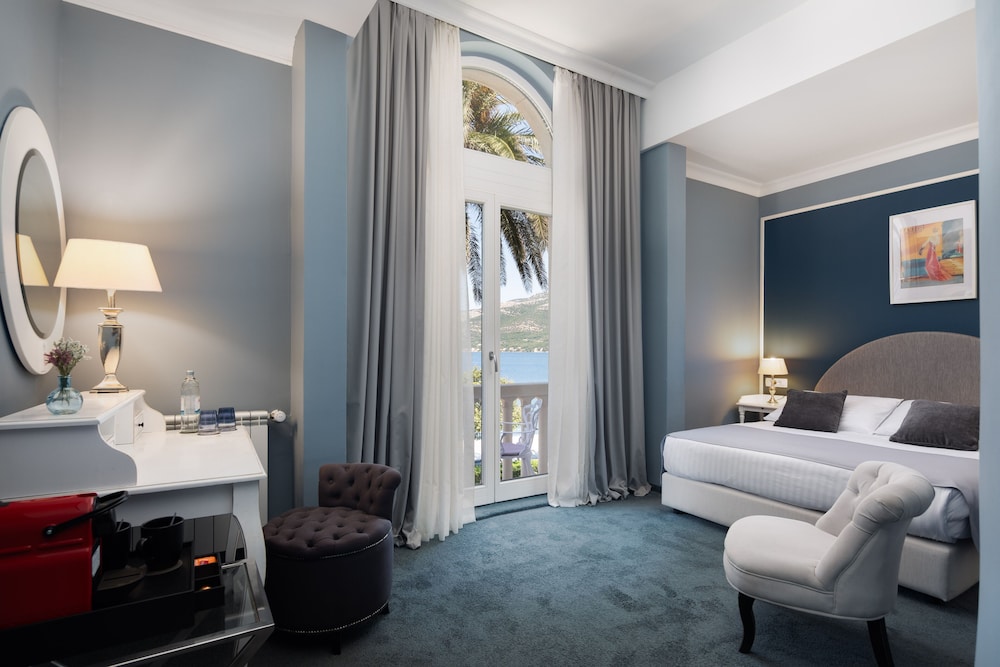 Luxury suite with sea view balcony