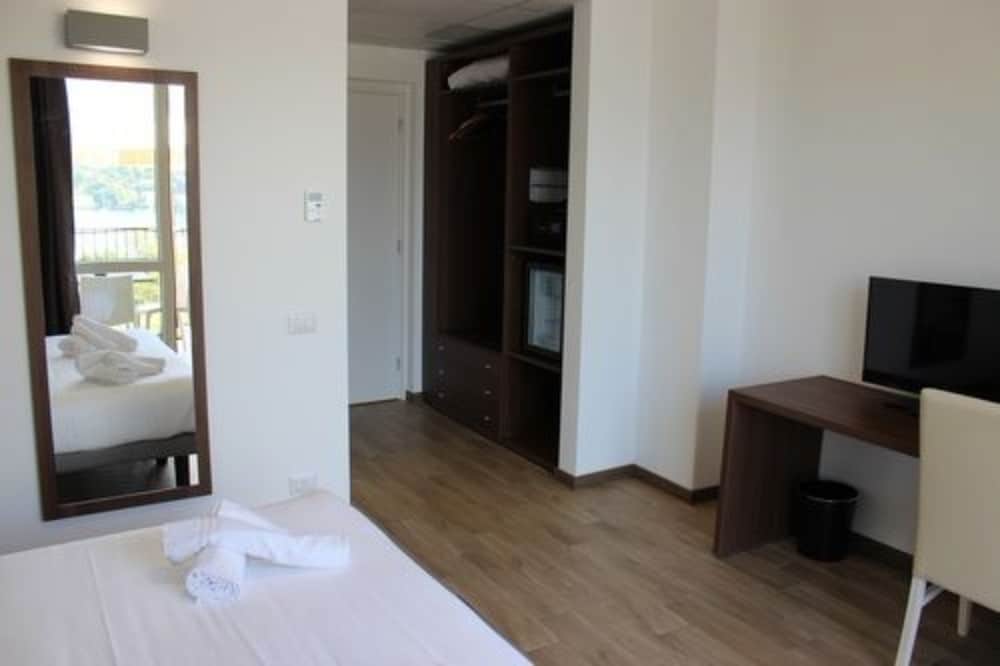Room, 2 Bedrooms, Connecting Rooms (No Lake View)